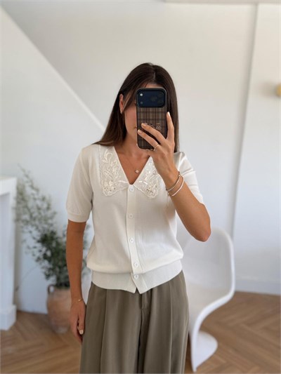 Yakası Pullu Kısa Kol Beyaz Triko Hırka