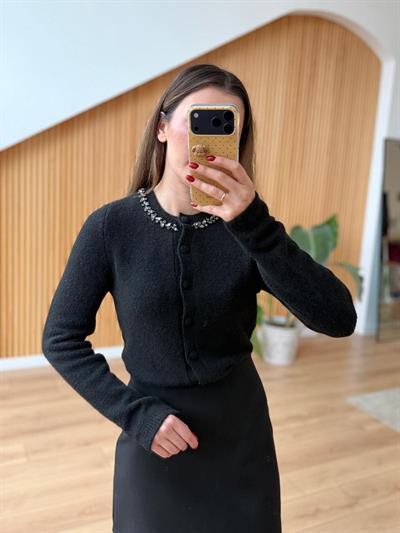 Yakası Taşlı Siyah Hırka