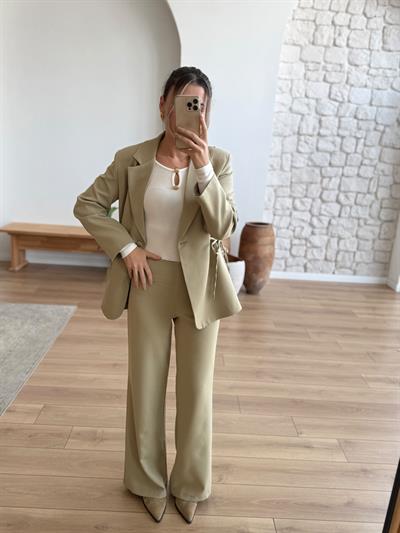 Yanları Bağlama Detaylı Blazer Ceket Pantolon Takım