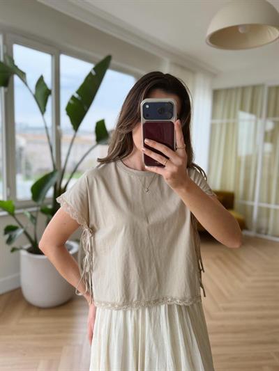 Yanları Bağlamalı Dantel Detaylı Tshirt