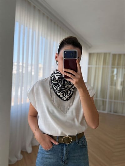 Zincir Püsküllü Siyah Fularlı Bluz 