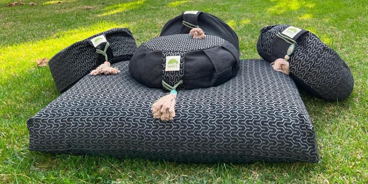 YUJ OM YOGA Meditasyon ve Yoga Destek Ürünleri – El Yapımı Zafu, Bolster, Göz Yastığı ve Battaniye