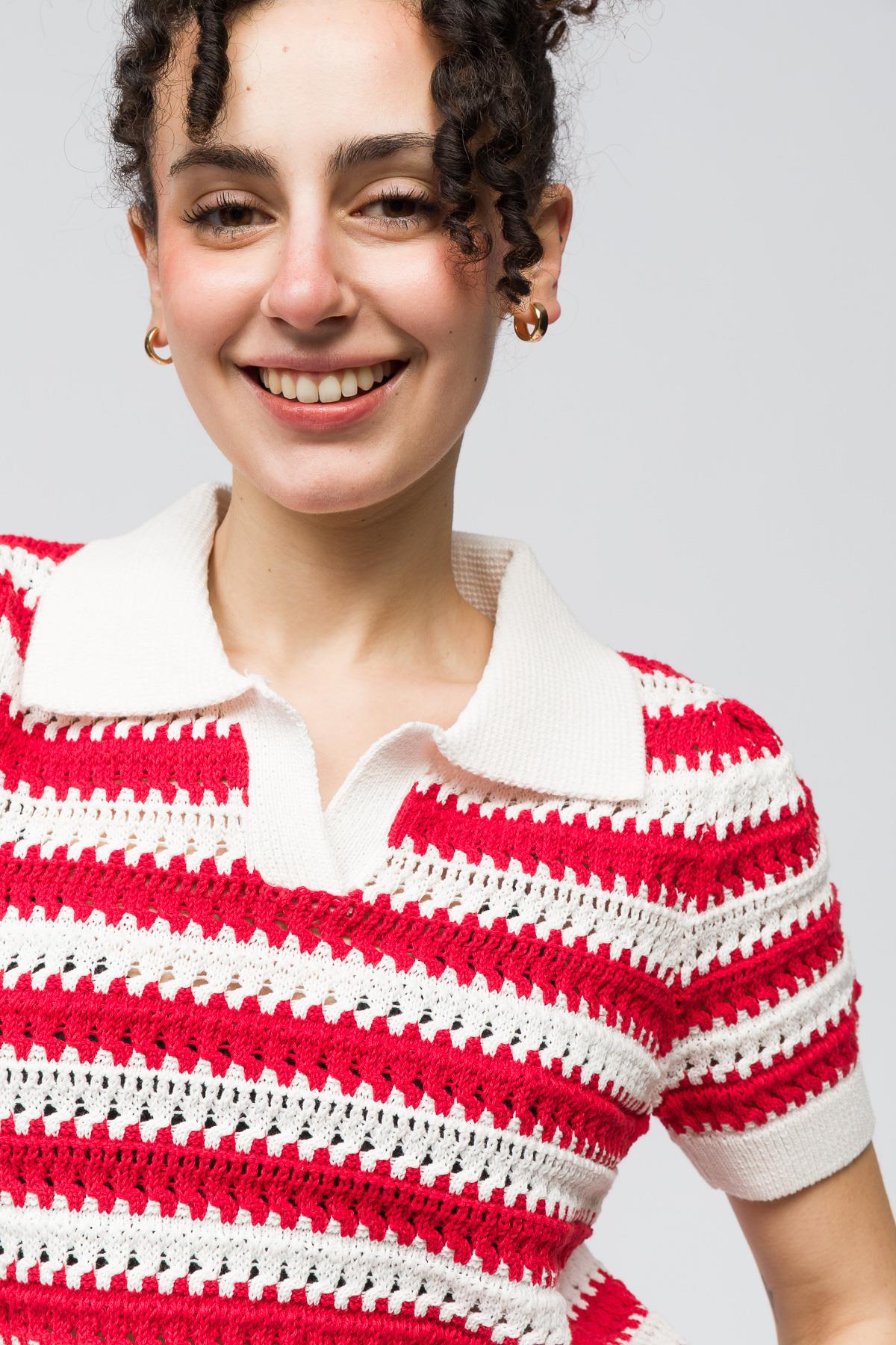 Almada - Çizgi Detaylı Gömlek Yaka Kısa Kollu Triko Bluz - Kırmızı Beyaz Çizgili Renk