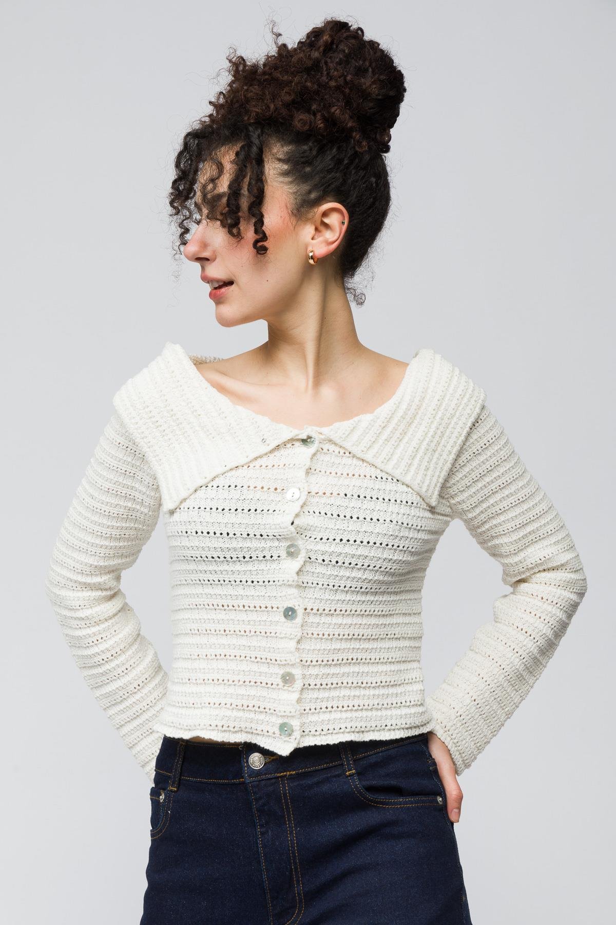 Kalmar - Omuz Açık Kayık Yaka Düğme Detaylı Triko Hırka - Ekru Renk