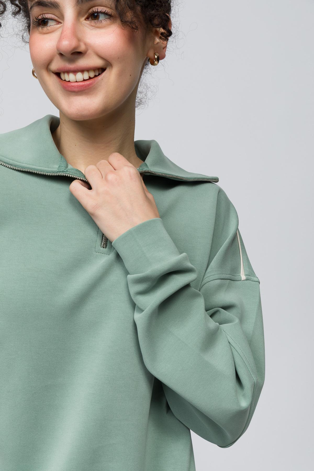 Lugo - Tek Biyeli Oversize Yakası Fermuar Detaylı Önü Kısa Arkası Uzun Modal Sweatshirt - Açık Yeşil Renk