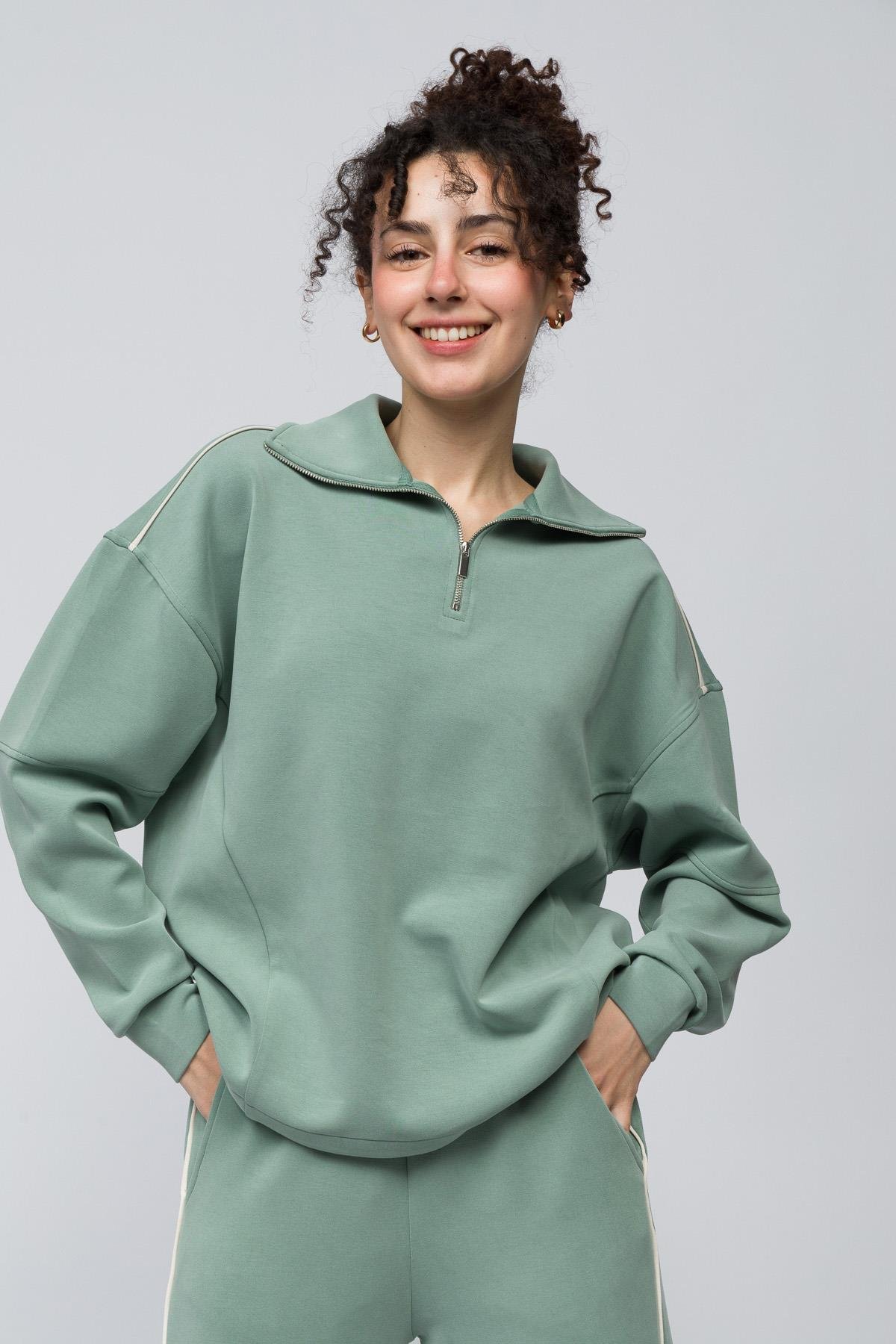 Lugo - Tek Biyeli Oversize Yakası Fermuar Detaylı Önü Kısa Arkası Uzun Modal Sweatshirt - Açık Yeşil Renk