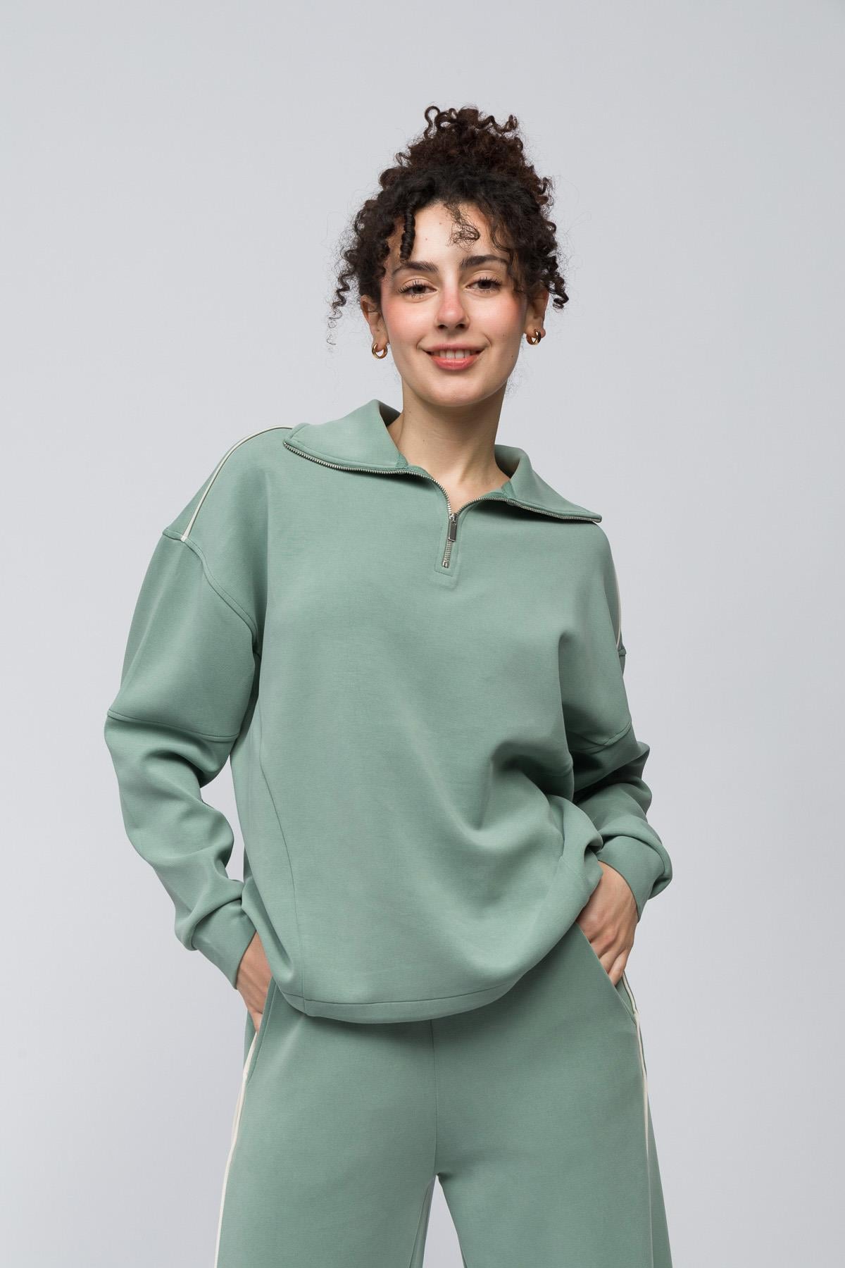 Lugo - Tek Biyeli Oversize Yakası Fermuar Detaylı Önü Kısa Arkası Uzun Modal Sweatshirt - Açık Yeşil Renk