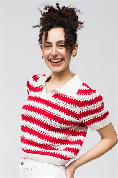 Almada - Çizgi Detaylı Gömlek Yaka Kısa Kollu Triko Bluz - Kırmızı Beyaz Çizgili Renk