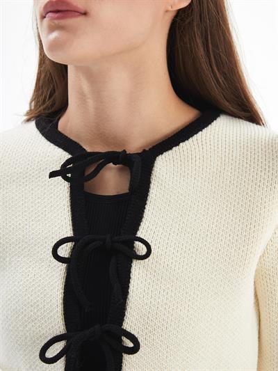 Manduria - Fiyonk Detaylı Uzun Kollu Hırka - Ekru-Siyah Çzigili Renk