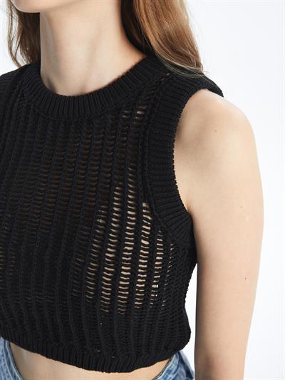 Pordenone - Bisiklet Yaka Ajurlu Crop Fit Kolsuz Triko Bluz - Siyah Renk