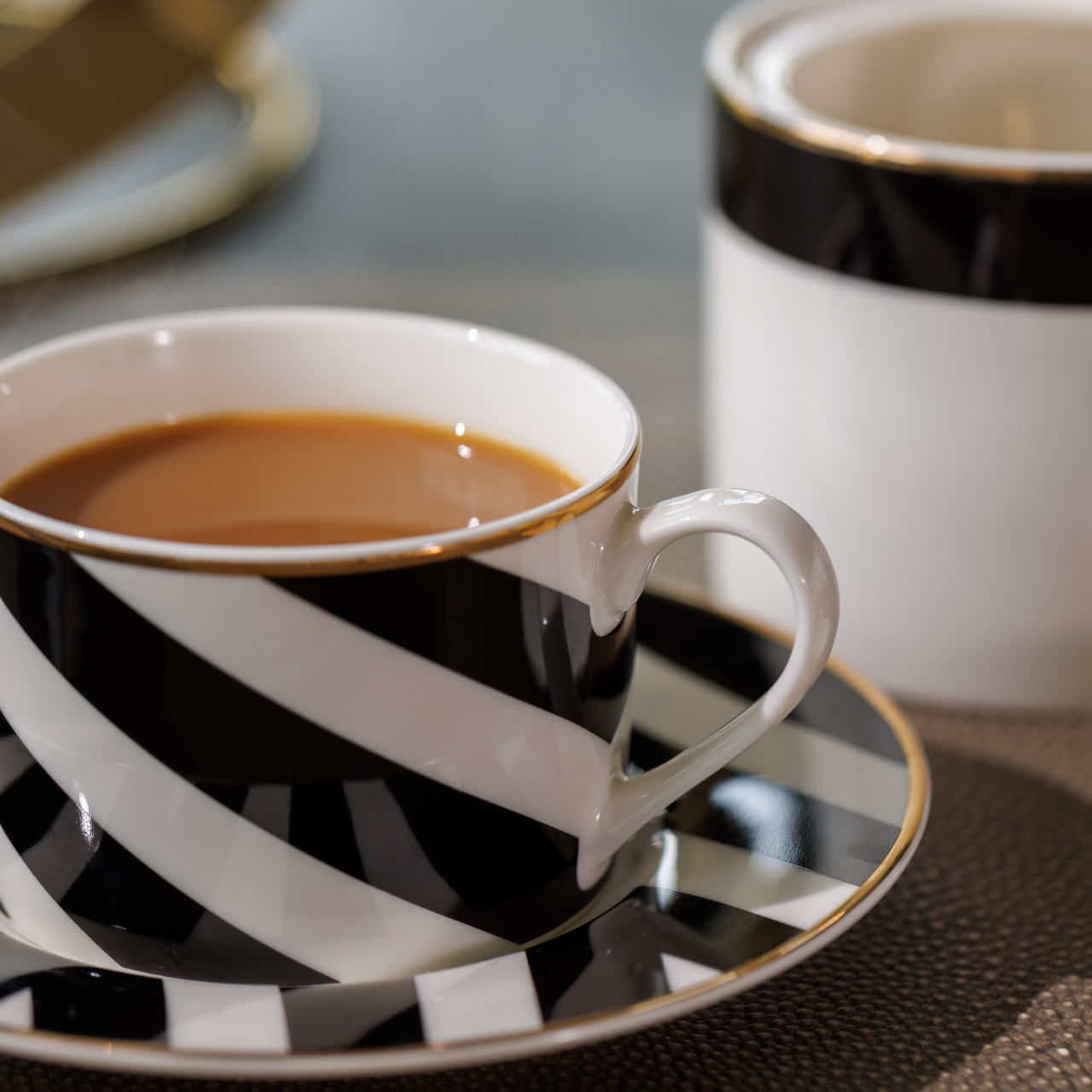 Mikasa MKLDGEOCUPPK2 Luxe Deco Geometrik Çizgili 2li 200ml Çay Fincanı ve Tabaklar Seti