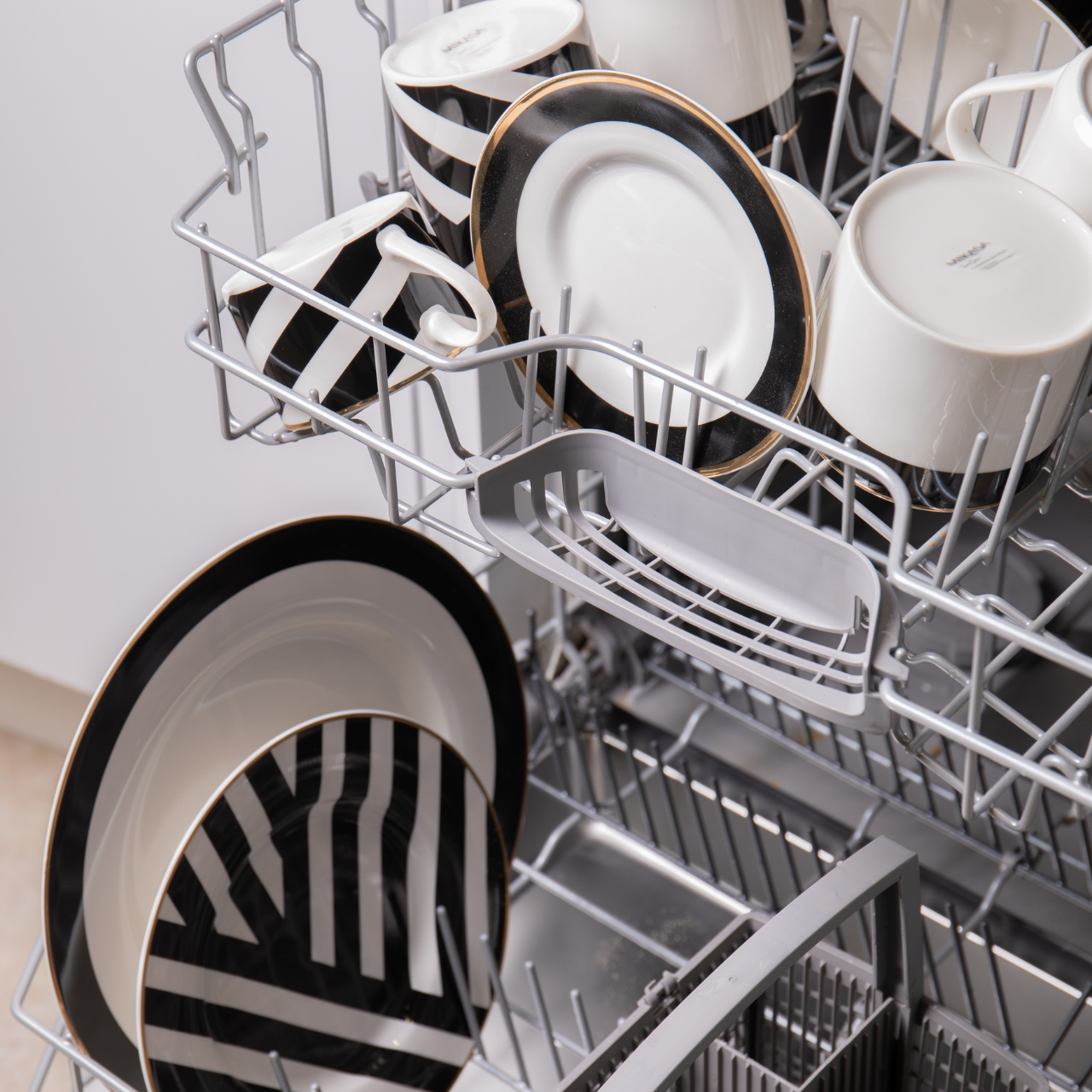 Mikasa MKLDPLATEPK4 Luxe Deco Porselen 4lü 28cm Servis Tabağı Seti