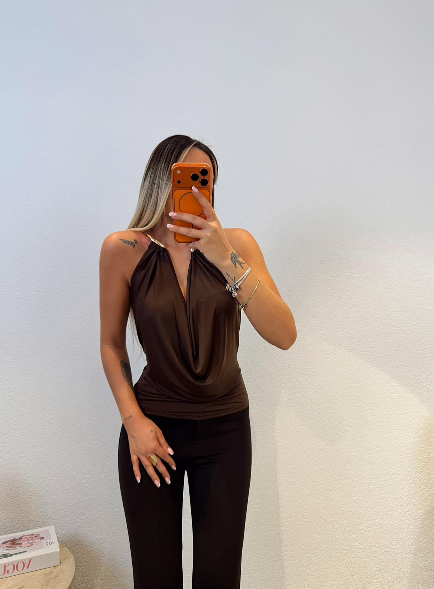 Boyun Aksesuarlı Kahve Bluz