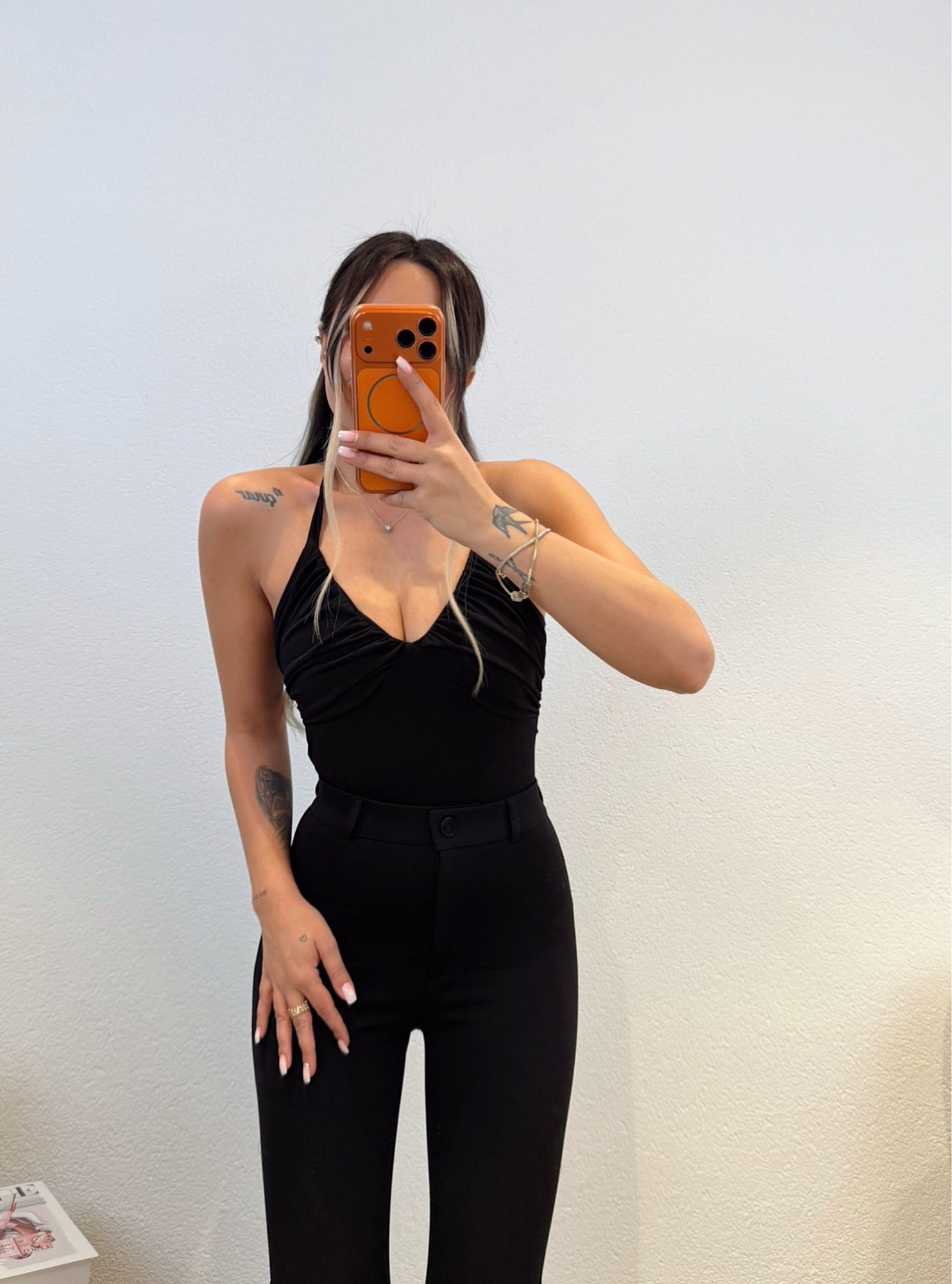 Boyundan Bağlamalı Sırt Dekolteli Bodysuit