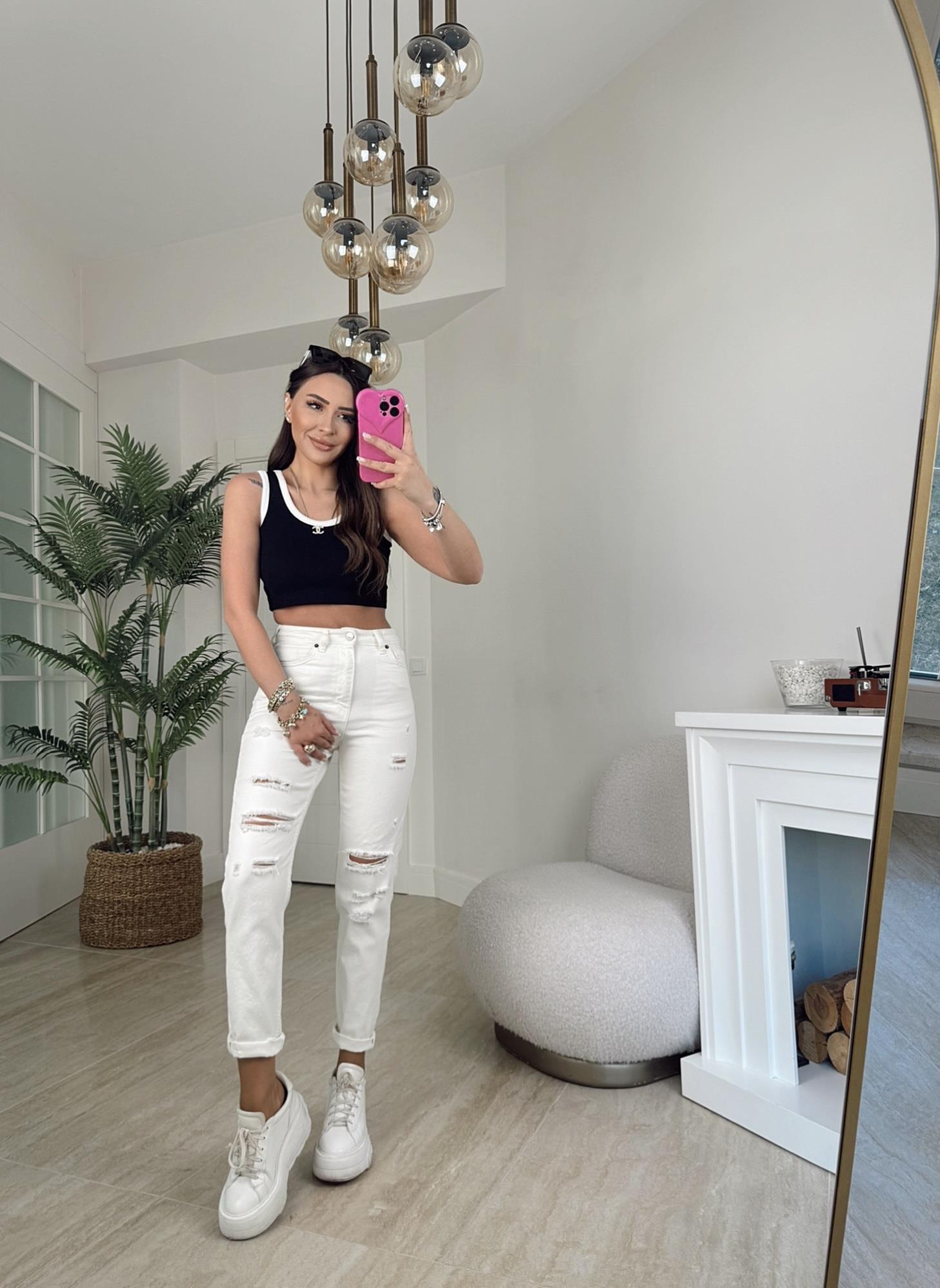 Çok Yırtıklı Beyaz Mom Jean