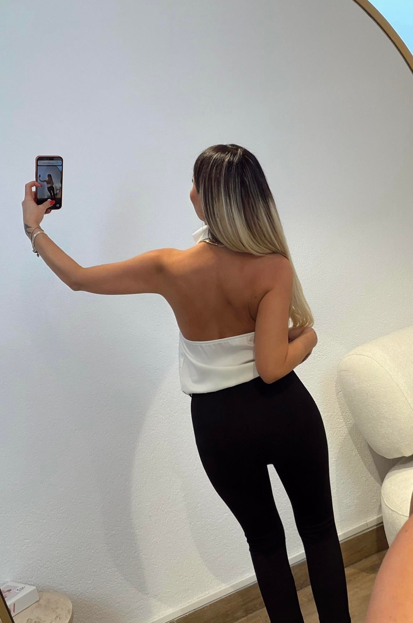 Degaje Yaka Sırt Dekolteli Beyaz Saten Bluz