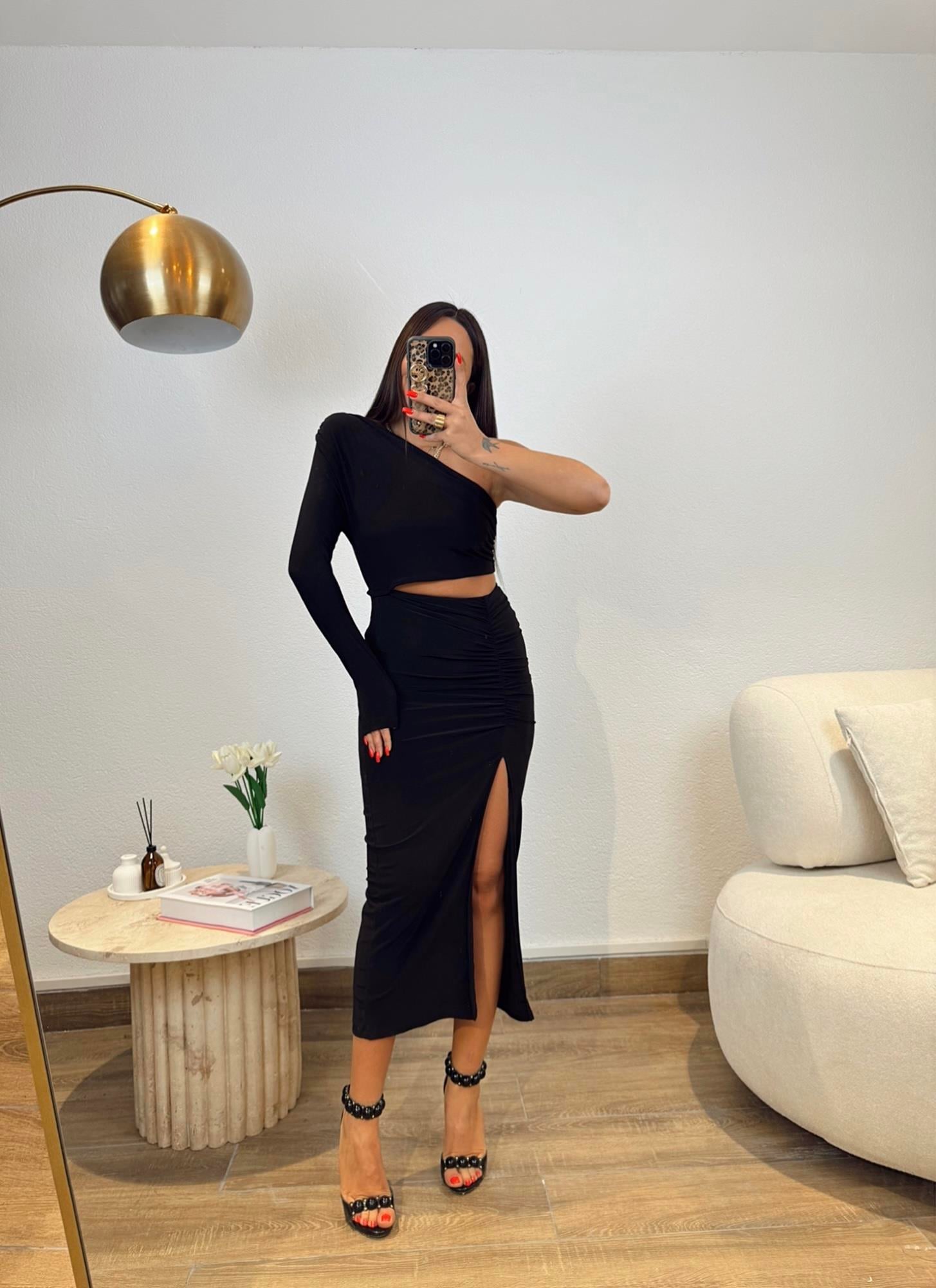 Göbek Dekolteli Yırtmaçlı Midi Boy Elbise