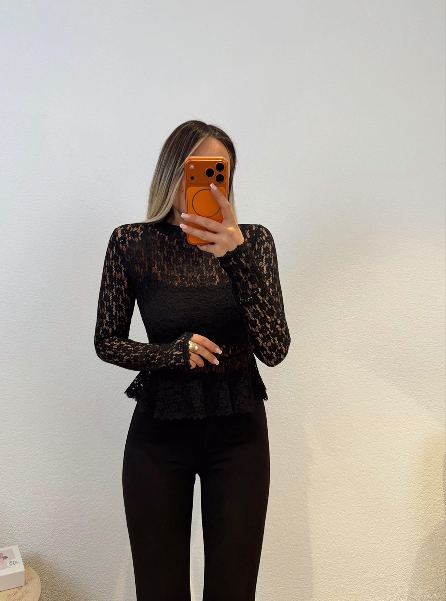 İçi Atletli Dantel Volanlı Siyah Bluz