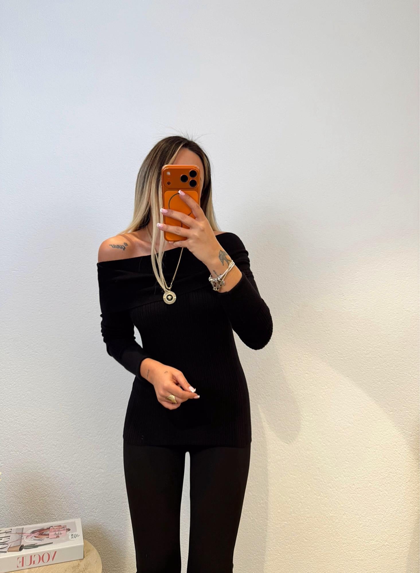 Madonna Yaka Siyah Yumoş Triko