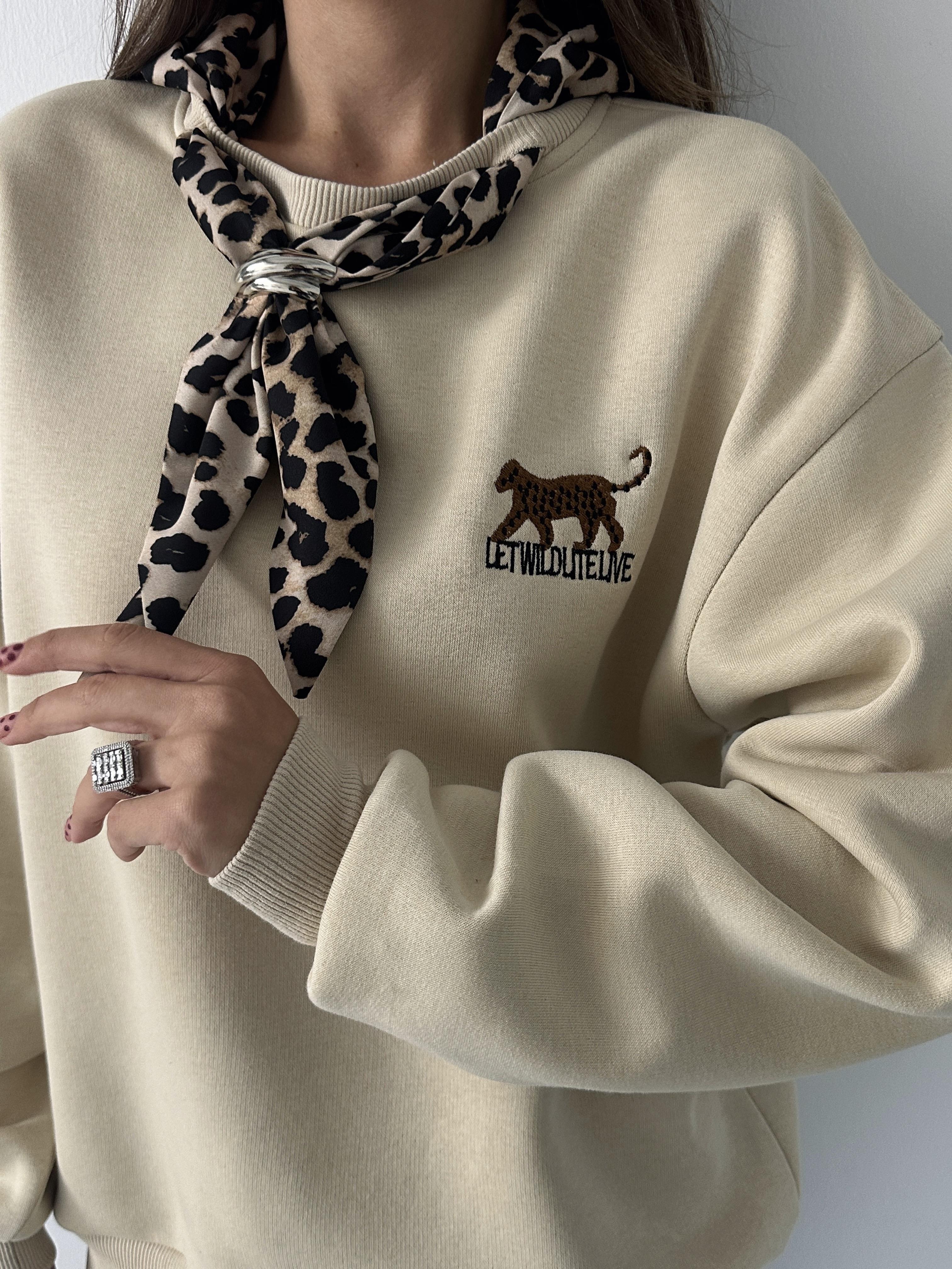 KAPLAN NAKIŞ DETAYLI FULAR DETAYLI SWEAT BEJ