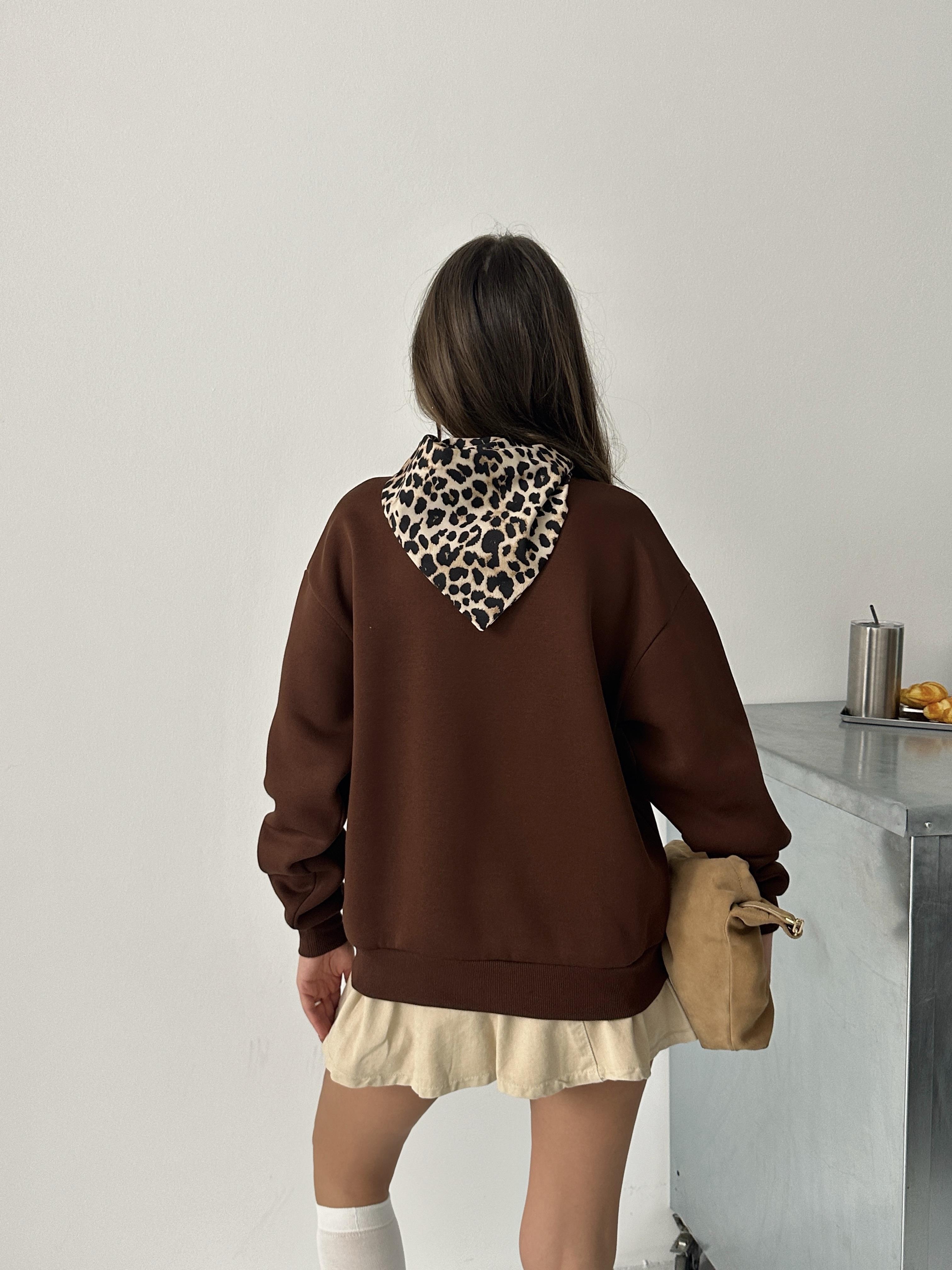 KAPLAN NAKIŞ İŞLEMELİ FULAR DETAYLI SWEAT KAHVE