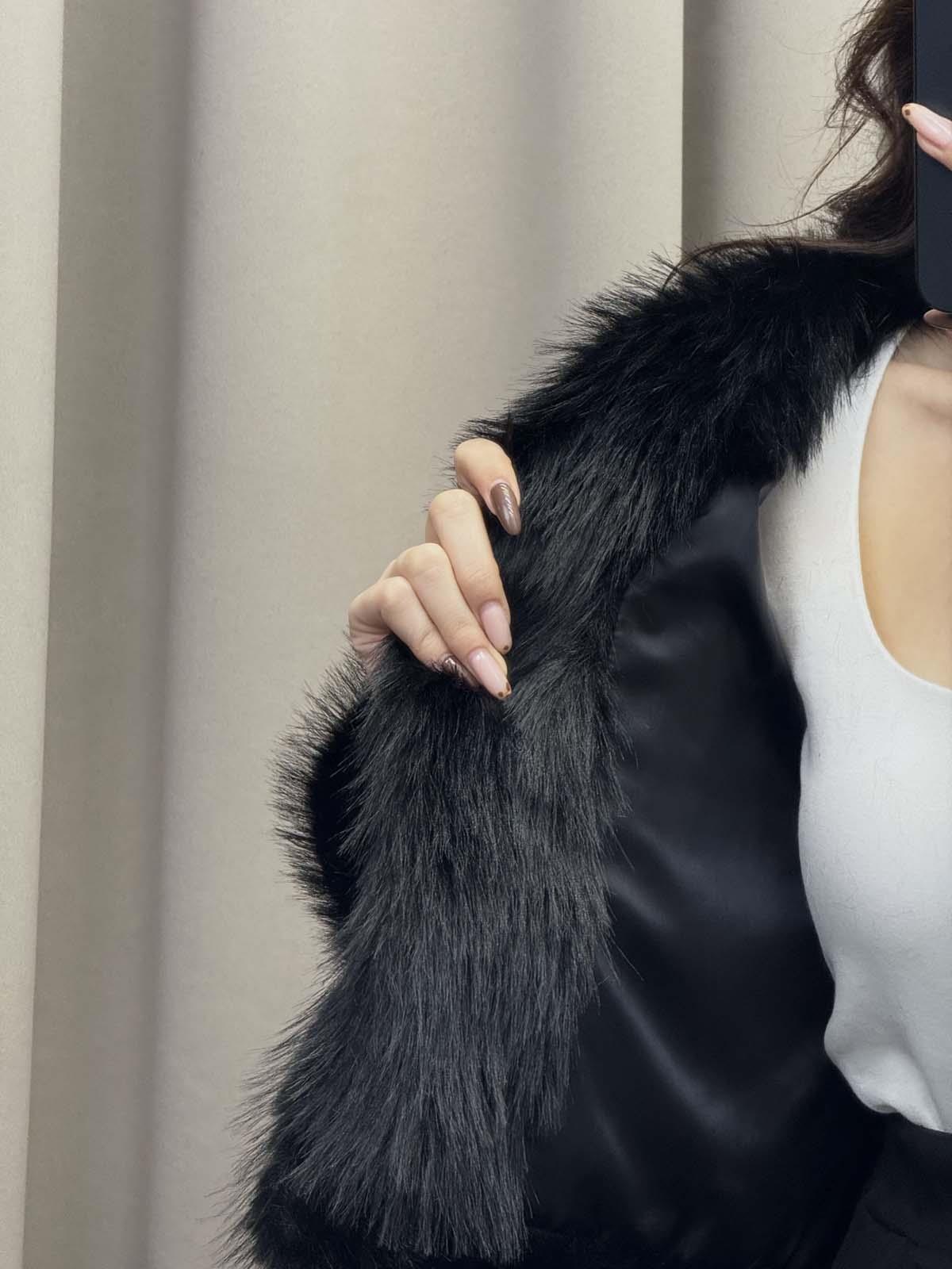 Vettia İçi Astarlı Kısa Siyah Kürk Ceket