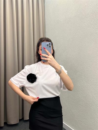 Gül Detay Beyaz Oversize Tshirt