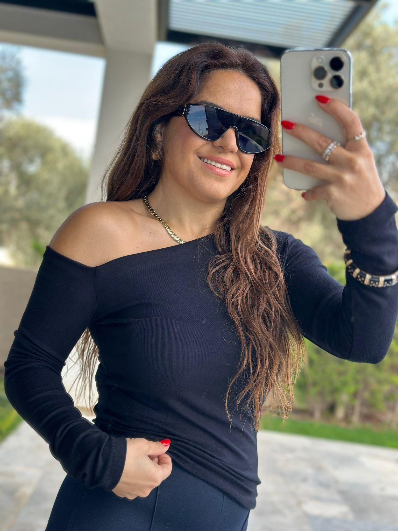 Kayık Yaka Siyah Bluz