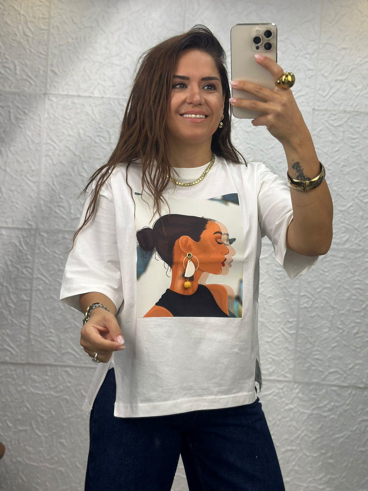 Küpeli Baskılı Kız  Beyaz Tshirt