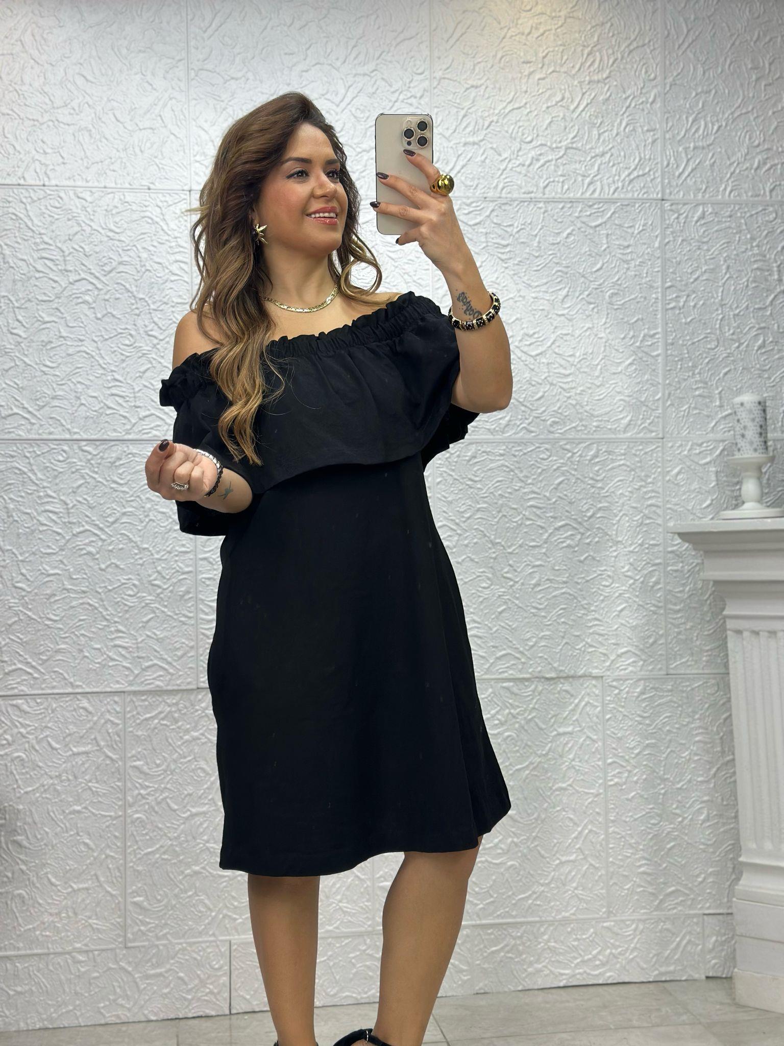 Omuzları Düşük Siyah Elbise