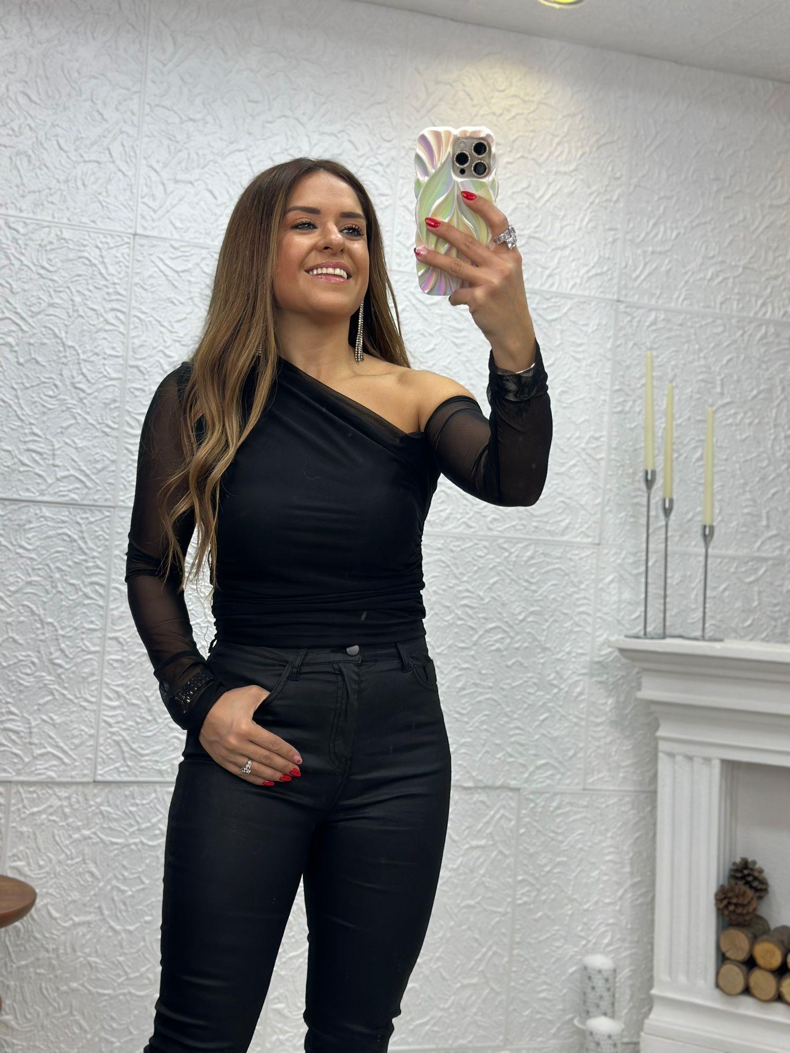 Kolları Tül Detaylı Siyah Bluz