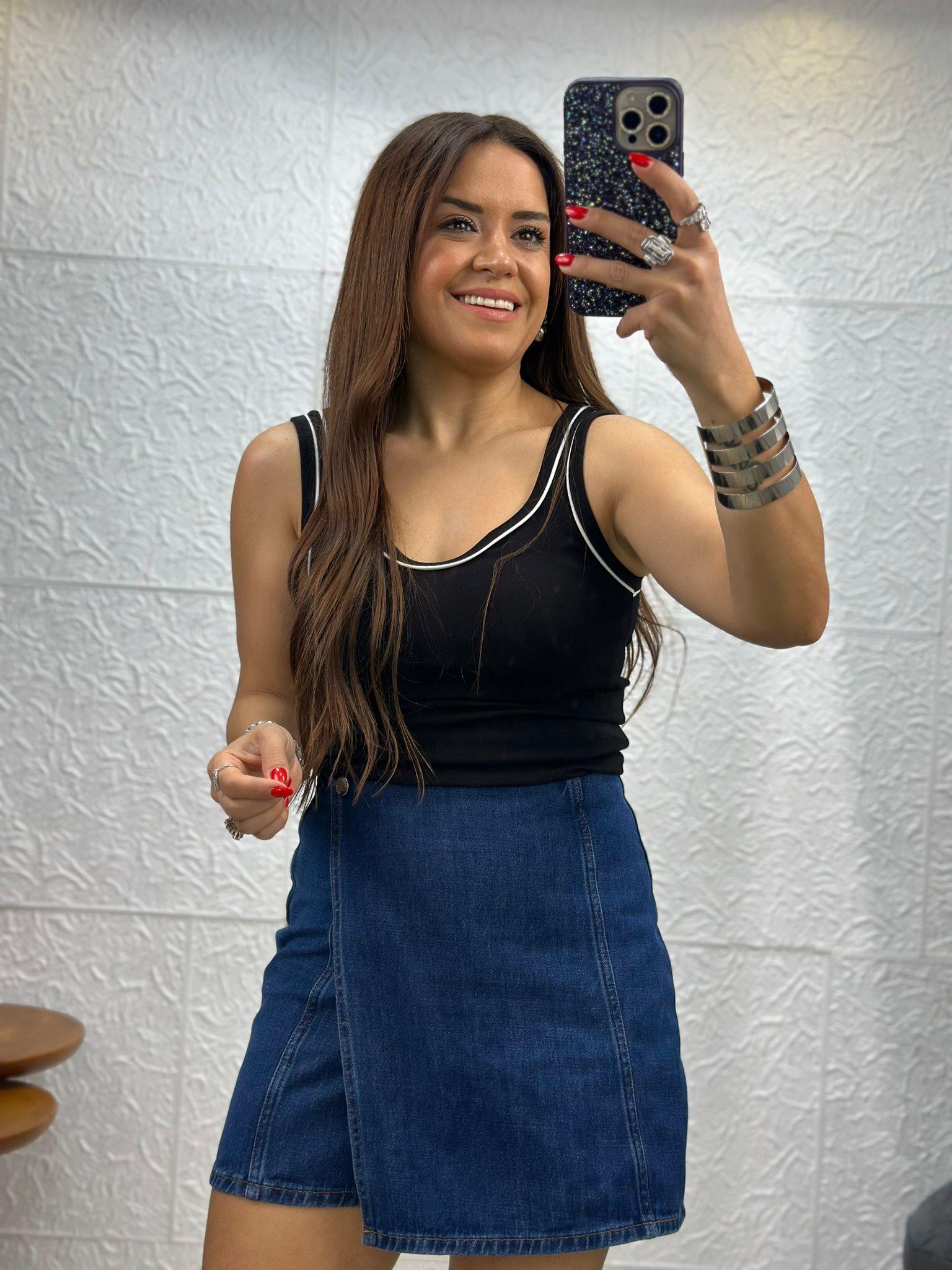 Siyah Kalp Yaka Atlet