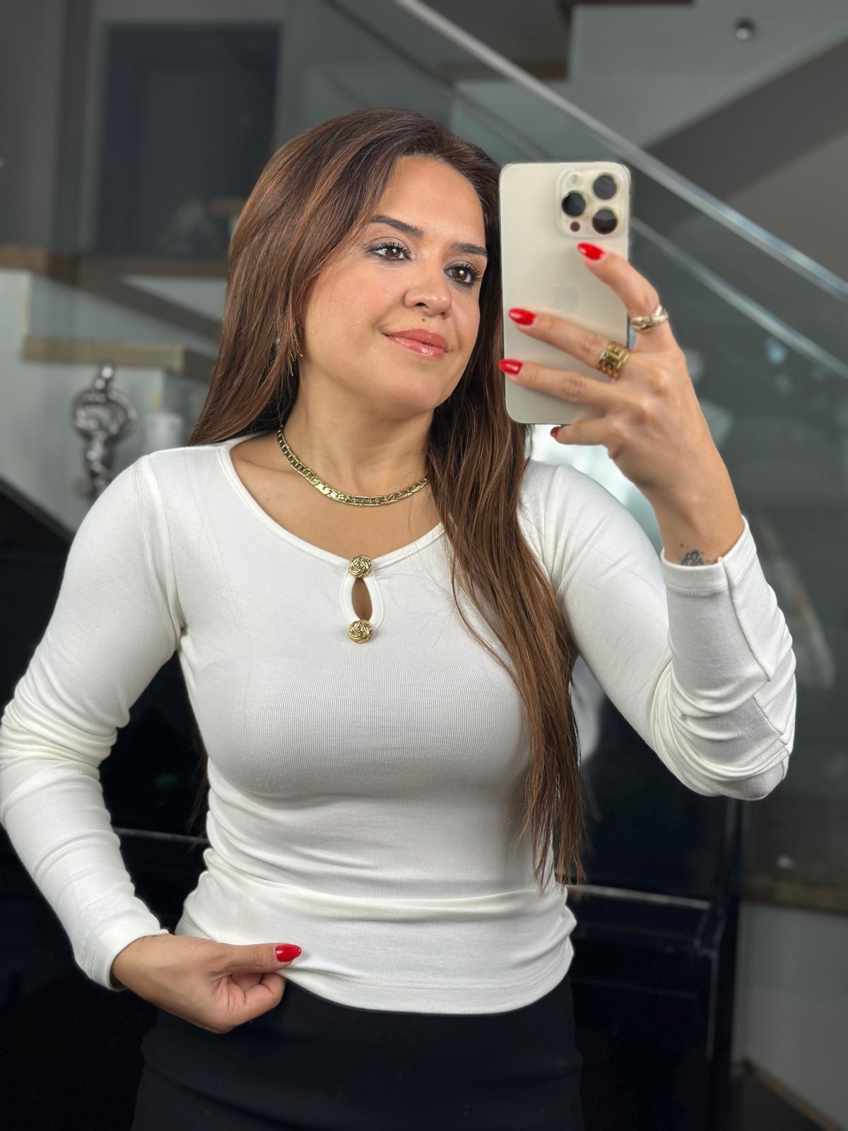 Yakası Aksesuarlı Beyaz Bluz