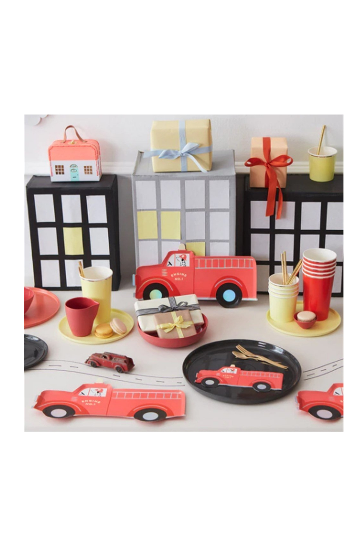 Meri Meri - Fire Truck Plates - İtfaiye Kamyonu Tabaklar - 8li Çok Renkli