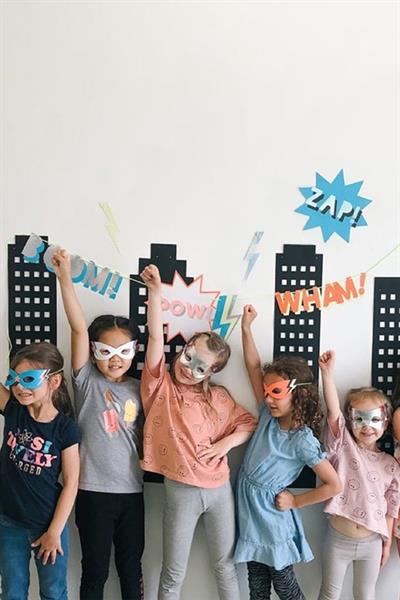 Meri Meri - Superheroes Garland - Süper Kahraman Asılan Süs Çok Renkli