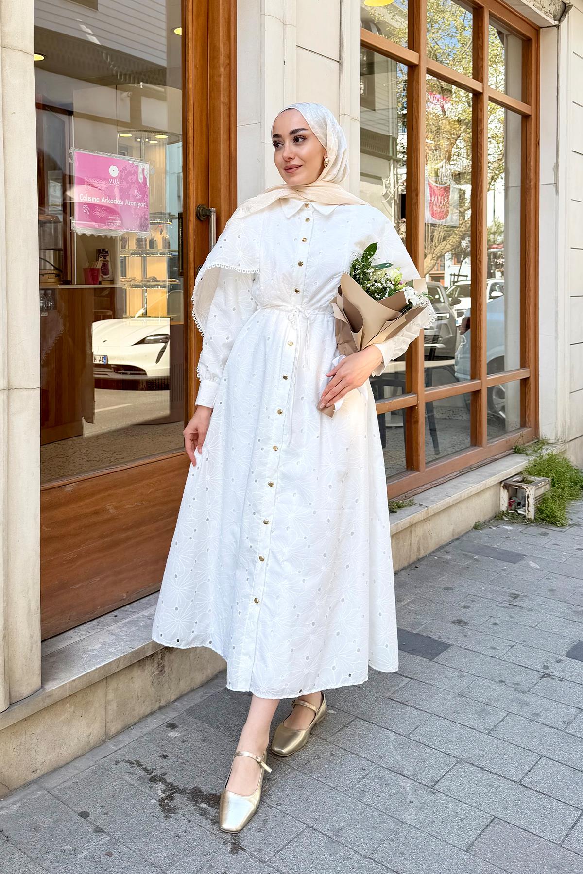 Bel Bağlamalı Boydan Düğmeli Kendinden Desenli Elbise Beyaz