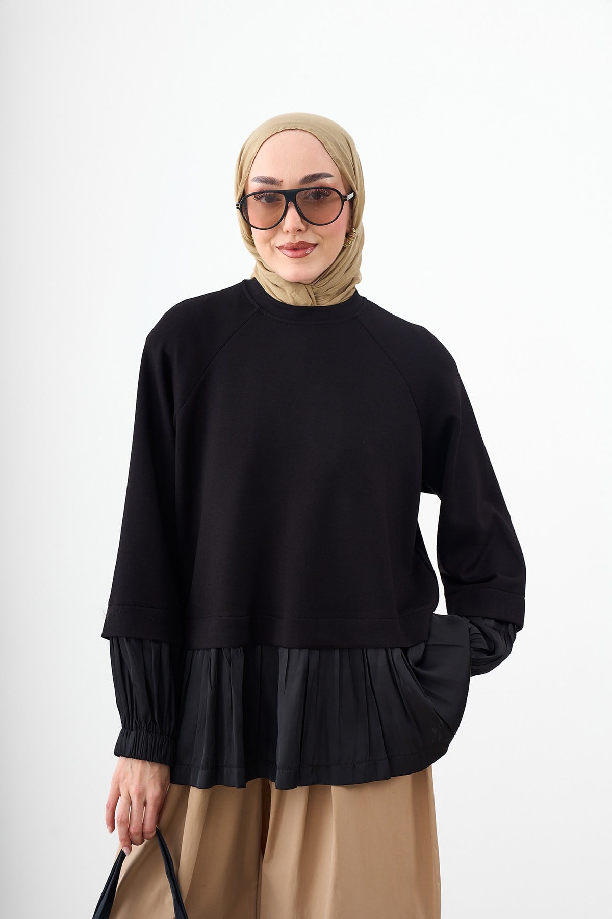 Bisiklet Yaka Saten Pile Detaylı Sweatshirt Siyah