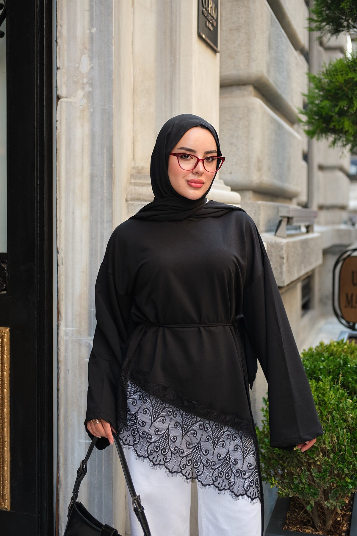 Eteği Dantel Detaylı Tunik Siyah