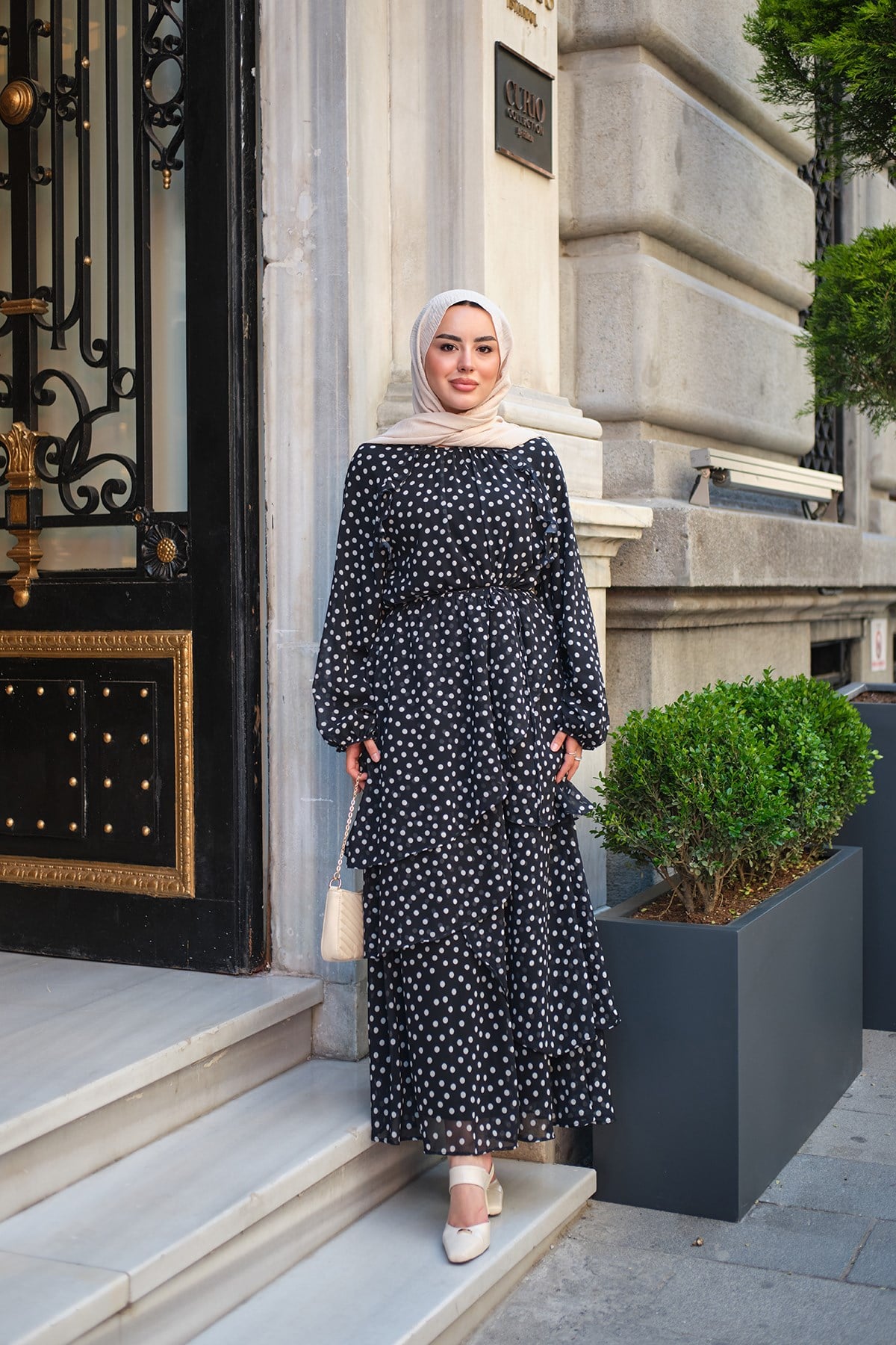 Etek Kısmı Fırfırlı Bel Bağlamalı Puantiyeli Elbise Siyah