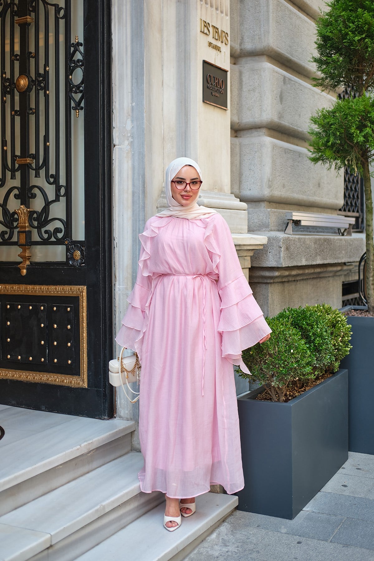 Kendinden Desenli Fırfırlı Elbise Pembe