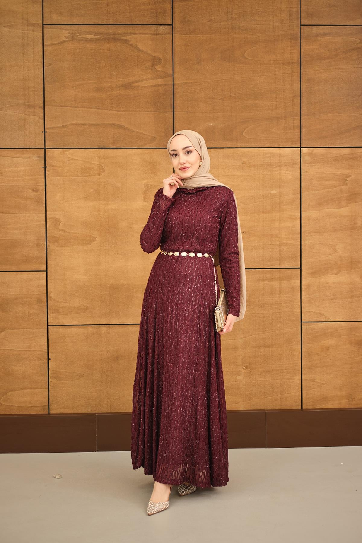 Sim Detay Kendinden Desenli Gold Kemerli Elbise Bordo