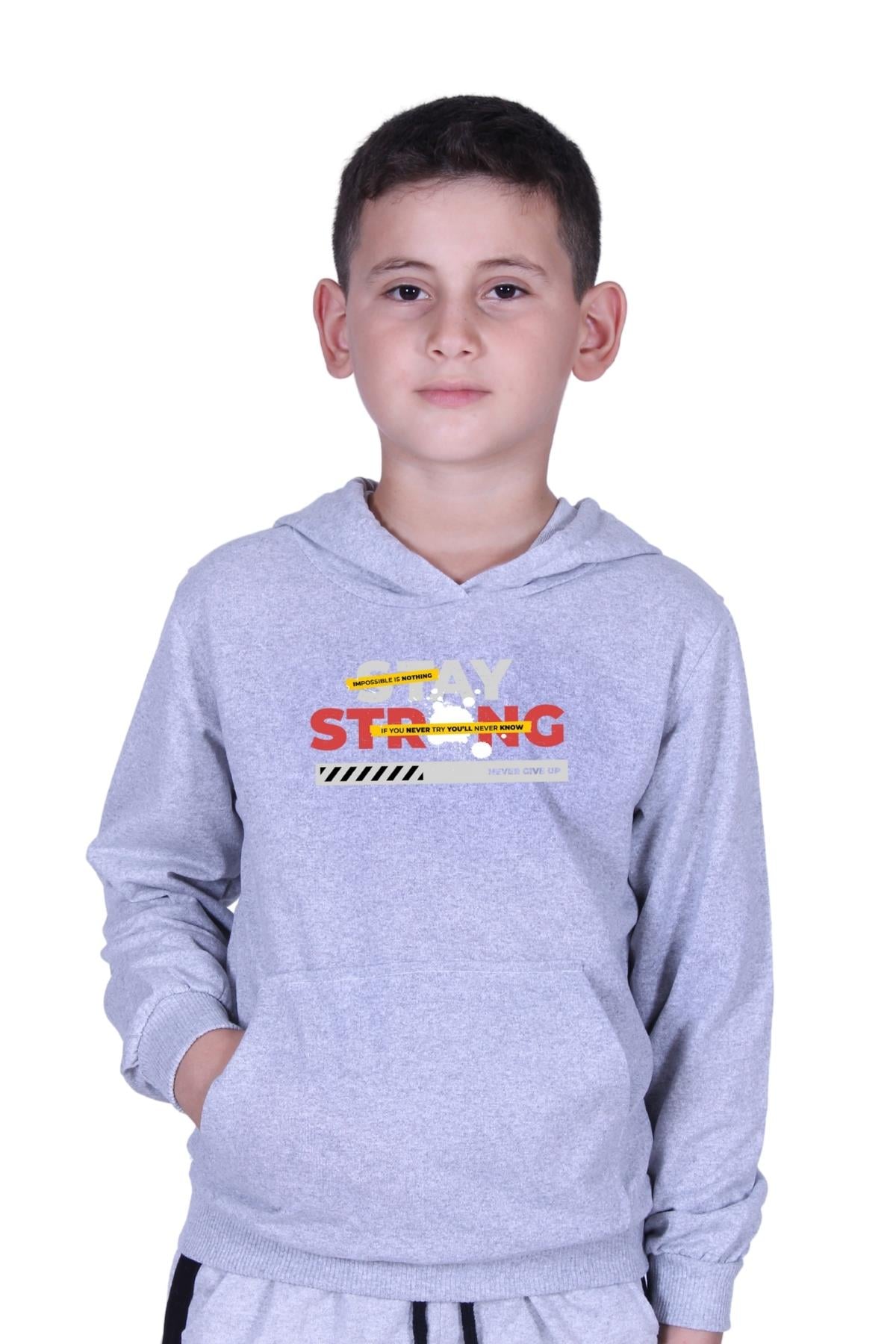 KAPÜŞONLU KANGURU CEPLİ STAY STRONG BASKILI ERKEK ÇOCUK SWEATSHİRT