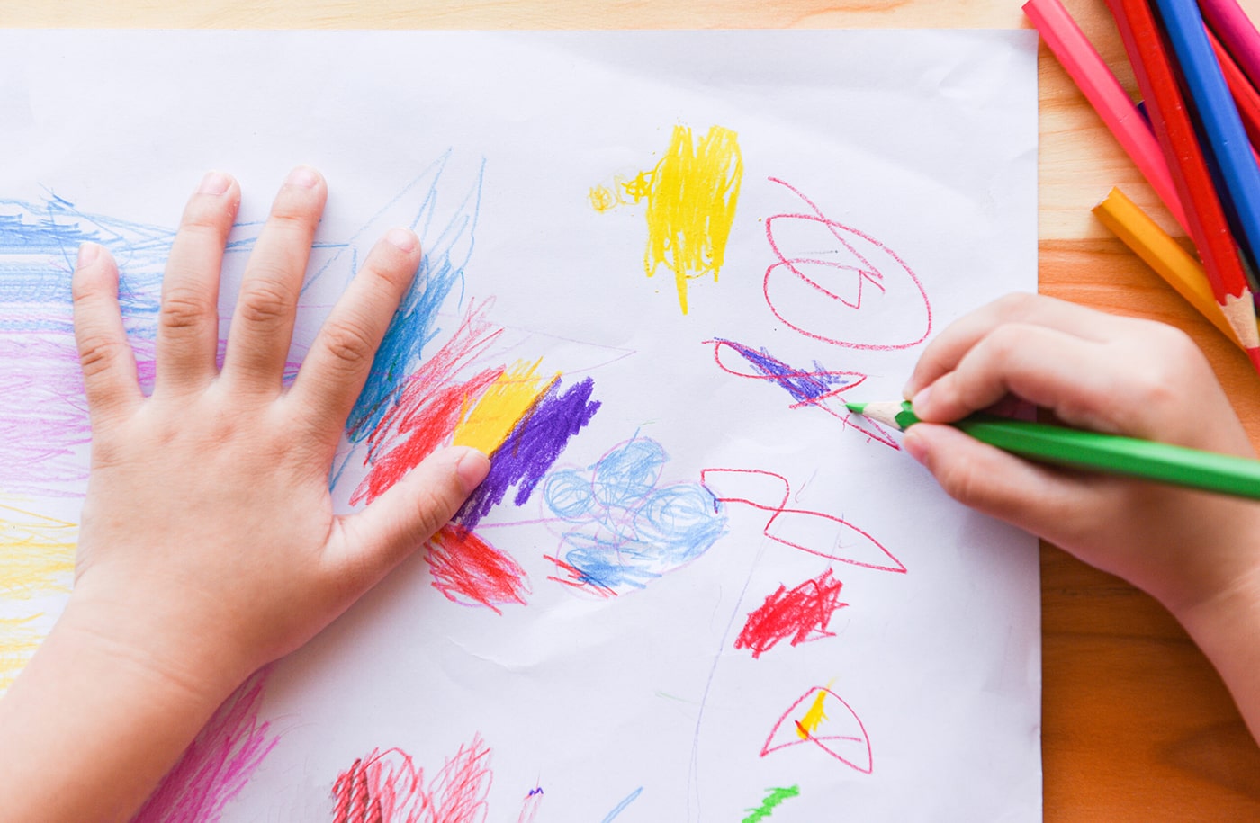 Рука цветным карандашом детский