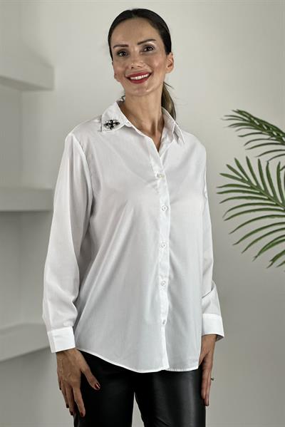 Beyaz Arkası Uzun Yakası Taşlı Gömlek
