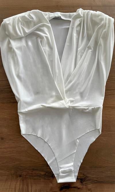 Beyaz Kolsuz Alttan Çıtçıtlı Body