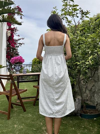 Beyaz Nakış Desenli Askılı Elbise