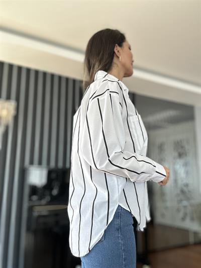 Beyaz Üzeri İnce Siyah Çizgili Gömlek