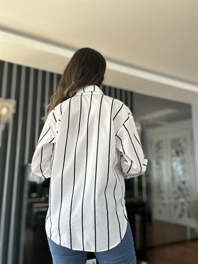 Beyaz Üzeri İnce Siyah Çizgili Gömlek
