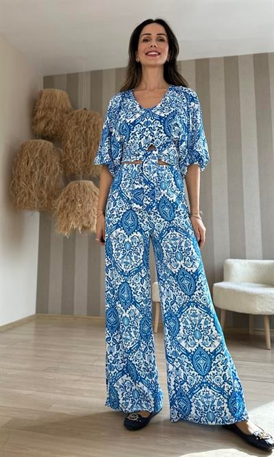 Beyaz Üzeri Mavi Desenli Crop Pantolon Takım