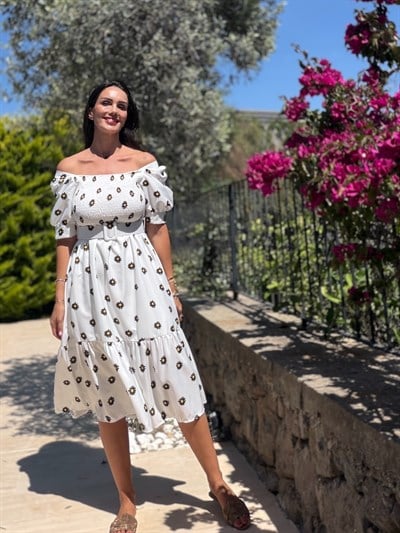 Beyaz Üzeri Siyah Papatyalı Kemerli Gipeli  Elbise